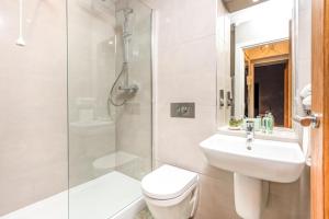 een badkamer met een toilet, een wastafel en een douche bij Host & Stay - Feversham House in York