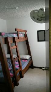 um quarto com três beliches num quarto em Ciudadela Santa Fe em Santa Fe de Antioquia