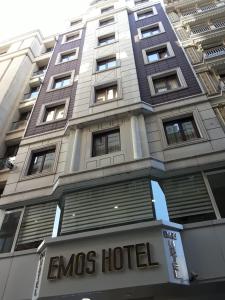 イスタンブールにあるEMOS HOTELの建物の前にホテルのエモスの看板
