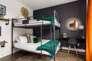 سرير بطابقين أو أسرّة بطابقين في غرفة في Vibe 829