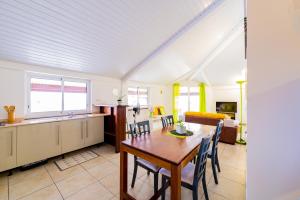 kuchnia i jadalnia ze stołem i krzesłami w obiekcie NANA - A 44 - Vue Panoramique- Grand Appartement Cosy et Lumineux- Cuisine équipée-WIFI-CLIM-Terrasse w mieście Kajenna