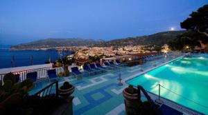 Bazén v ubytování Hotel Bristol nebo v jeho okolí