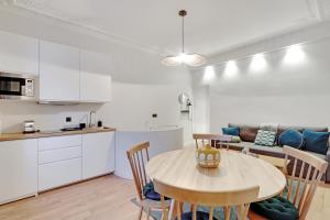 Kuchyň nebo kuchyňský kout v ubytování Pick A Flat's Apartment in Neuilly sur Seine - Avenue Charles de Gaulle + 7 fotografií