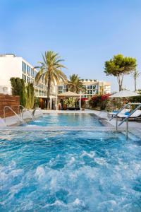 Piscina a ME Ibiza - The Leading Hotels of the World o a prop