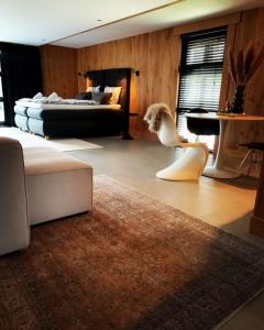B&B Loft-13 في Opende: غرفة معيشة مع سرير وأريكة