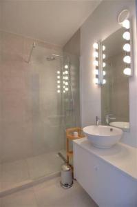 Koupelna v ubytování Luxury Seaview Apartment with free private garage