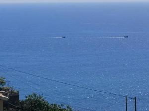 una vista del océano con dos barcos en el agua en Villa Formosa en Funchal