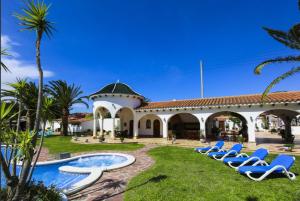 ムンロッチ・ダル・カムにあるVilla Balneari Resort Casa de vacances familiarのラウンジチェアとスイミングプール付きのリゾート