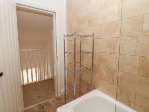 ein Bad mit einer Dusche und einer Badewanne in der Unterkunft Oak Cottage in Sheffield + 19 Fotos