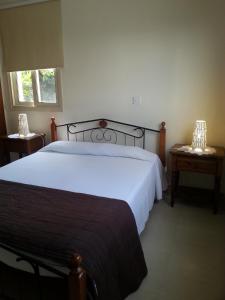 1 dormitorio con 1 cama grande y 2 mesitas de noche en Byreva Apartments en Pafos
