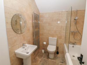 ein Badezimmer mit Waschbecken, Toilette und Dusche in der Unterkunft Holly Cottage in Sheffield + 14 Fotos