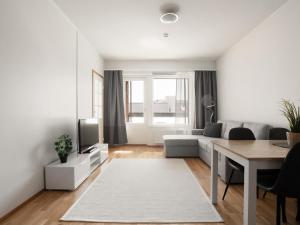 una sala de estar con un sofá y una mesa en Kansankatu Apartments, en Rovaniemi
