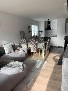 uma sala de estar com um sofá e uma mesa em Roc d'Orsay E48 em Leysin