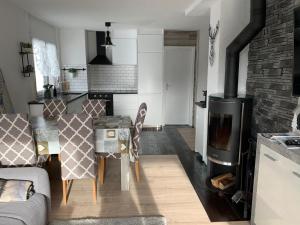 eine Küche und ein Wohnzimmer mit einem Tisch und einem Herd in der Unterkunft Roc d'Orsay E48 in Leysin