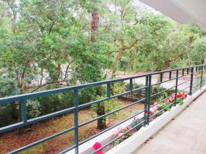 een balkon met een blauwe leuning en bloemen bij Appartement Pour 4 Personnes- Residence Sporting House in Hossegor
