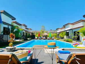 una piscina con sedie a sdraio e un resort di YinDee Lanta Villas a Ko Lanta