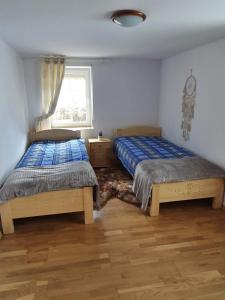 Tempat tidur dalam kamar di Chata nad Bystrzykiem - Apartament Karpacz