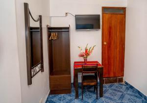 Televiisor ja/või meelelahutuskeskus majutusasutuses Hotel Machupicchu Inn