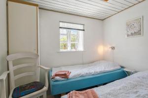 niewielka sypialnia z łóżkiem i oknem w obiekcie KristiansBorg w mieście Nykøbing Mors