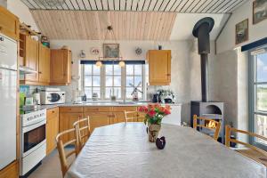 納克賓摩斯的住宿－KristiansBorg，厨房配有一张桌子,上面放着花瓶