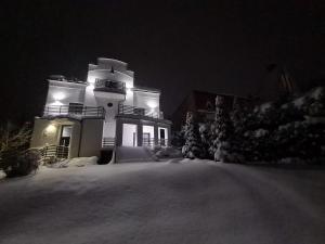 ヴィスワにあるRezydencja Biały Dworekの夜雪灯家