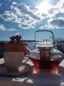 een theepot en een kopje op een tafel bij Apartman Petra in Senj