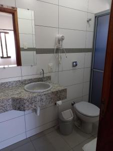 La salle de bains est pourvue d'un lavabo et de toilettes. dans l'établissement Hotel Schroeder, à Pomerode