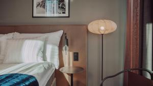 Rúm í herbergi á Quality Hotel The Weaver