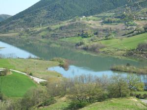 uitzicht op een rivier in een vallei bij L'Isola Che Non C'era in Apiro