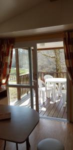 Camping les Lacs d'Armagnac的阳台或露台