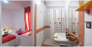 łazienka z umywalką, prysznicem i łóżkiem w obiekcie B&B Casa Alfareria 59 w Sewilli