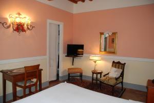 TV a/nebo společenská místnost v ubytování Il Rondò Boutique Hotel