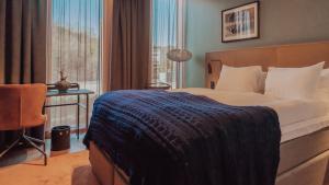 Rúm í herbergi á Quality Hotel The Weaver