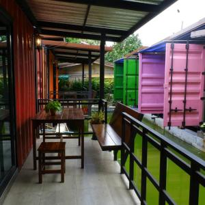 eine Terrasse mit Tischen und Stühlen und farbenfrohe Gebäude in der Unterkunft Amazon Resort in Surat Thani