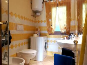 Bagno di One bedroom appartement at Castelsardo 500 m away from the beach with sea view furnished terrace and wifi