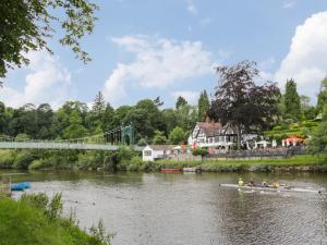 Vaade puhkemaja lähedal voolavale jõele