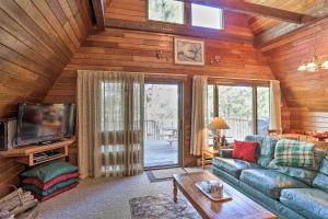 Cozy Black Hills Nature Retreat with Private Deck! في رابيد سيتي: غرفة معيشة مع أريكة وتلفزيون
