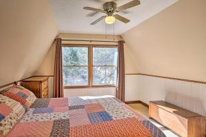 Säng eller sängar i ett rum på Cozy Black Hills Nature Retreat with Private Deck!