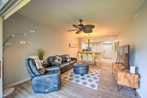 Quiet Lely Resort Condo with Pool - 2 Mi to Golf!的休息区