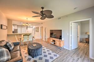 Quiet Lely Resort Condo with Pool - 2 Mi to Golf!的电视和/或娱乐中心