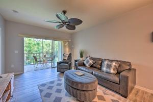 Quiet Lely Resort Condo with Pool - 2 Mi to Golf!的休息区