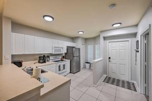 Quiet Lely Resort Condo with Pool - 2 Mi to Golf!的厨房或小厨房