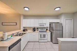 Quiet Lely Resort Condo with Pool - 2 Mi to Golf!的厨房或小厨房