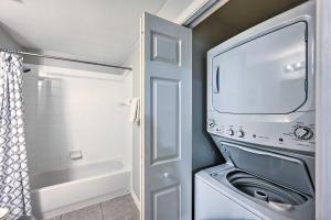 那不勒斯Quiet Lely Resort Condo with Pool - 2 Mi to Golf!的相册照片