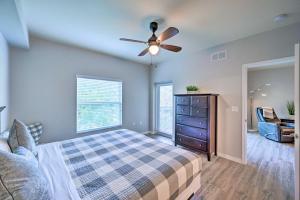 Quiet Lely Resort Condo with Pool - 2 Mi to Golf!客房内的一张或多张床位