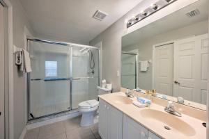 Quiet Lely Resort Condo with Pool - 2 Mi to Golf!的一间浴室
