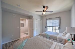 那不勒斯Quiet Lely Resort Condo with Pool - 2 Mi to Golf!的带两张床和吊扇的卧室