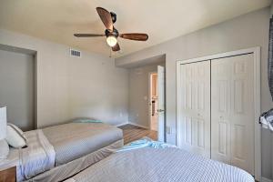 Quiet Lely Resort Condo with Pool - 2 Mi to Golf!客房内的一张或多张床位