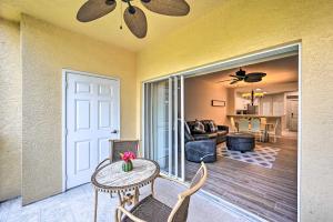 Quiet Lely Resort Condo with Pool - 2 Mi to Golf!的休息区