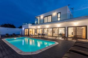 Villa con piscina por la noche en Villa Luxury Azul Private Pool and BBQ Corralejo By Holidays Home, en Corralejo
